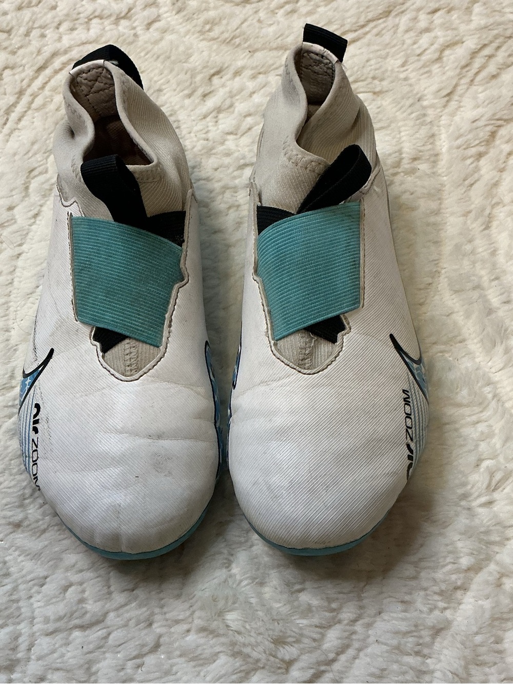 Nike Kids Slip-On Soccer Cleats in White, Teal, and Black Sz 3.5Y
